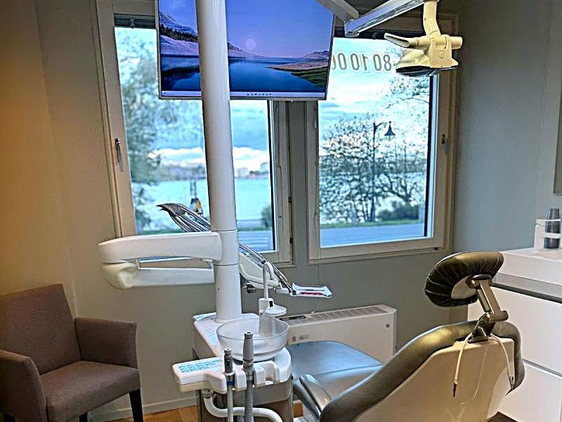Behandlingsrum på kliniken med utsikt över Alviks strand